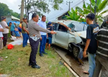 Anggota Satlantas Polres Pandeglang, melakukan olah TKP dan mengevakuasi kendaraan yang mengalami laka lantas tunggal, Senin (26/2/2024). (ADIB FAHRIE/SATELITNEWS.COM)