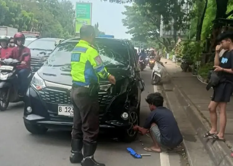 Mobil Terguling Di Jalan Raya Serpong, Satu Balita Terluka