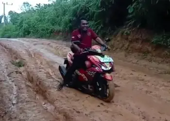 Jalan di Cilograng Lebak Kondisinya Bobrok, Tanpa Aspal dan Licin Kala Hujan