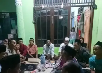 Situasi di rumah duka, yang berada di Kampung Sukasari, RT07/RW02, Desa Pabuaran, Kecamatan Jayanti. Terlihat masyarakat dan Anggota Kepolisian Sektor Cisoka sedang melakukan takziah. (ALFIAN HERIANTO)