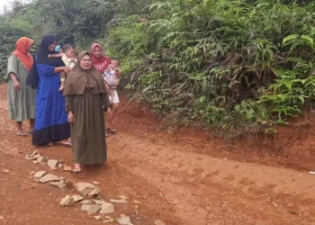 Warga Huntara Lebak Tempuh 1,5 Km Demi Nyoblos Pemilu