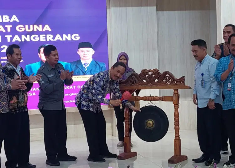 PEMBUKAAN: Asisten Daerah II Bidang Perekonomian dan Pembangunan Setda Kabupaten Tangerang Syaifullah didampingi Sekretaris DPMPD Tomi secara simbolis membuka Lomba TTG Tingkat Kabupaten Tangerang tahun 2024 di GSG Pusat Pemkab Tangerang, Tigaraksa, Kamis (7/3/2024). (FAJAR ADITYA)