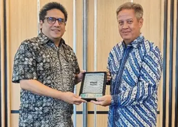 Direktur PT ABM Investama Tbk (ABMM) Achmad Ananda Djajanegara bersama Senior Executive Vice President (SEVP) BCA, Wira Chandra.