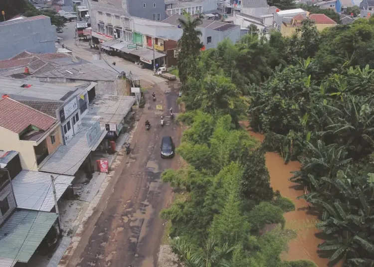 Warga Mengeluh Akses Villa Pamulang Lumpuh Akibat Banjir