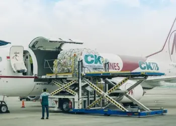 Boeing 737-300F yang digunakan PT Cipta Krida Bahari (CKB Logistics) dengan rute Jakarta-Balikpapan-Timika-Jayapura yang mampu menampung 15-16 ton.