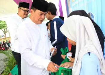 SANTUNAN: Sekretaris Daerah Kabupaten Tangerang, Moch. Maesyal Rasyid saat memberikan santuan kepada anak yatim di Kelurahan Medang, Kecamatan Pagedangan dalam acara memperingati Isra dan Mi'raj Nabi Muhammad SAW, Sabtu (2/3). (ISTIMEWA)