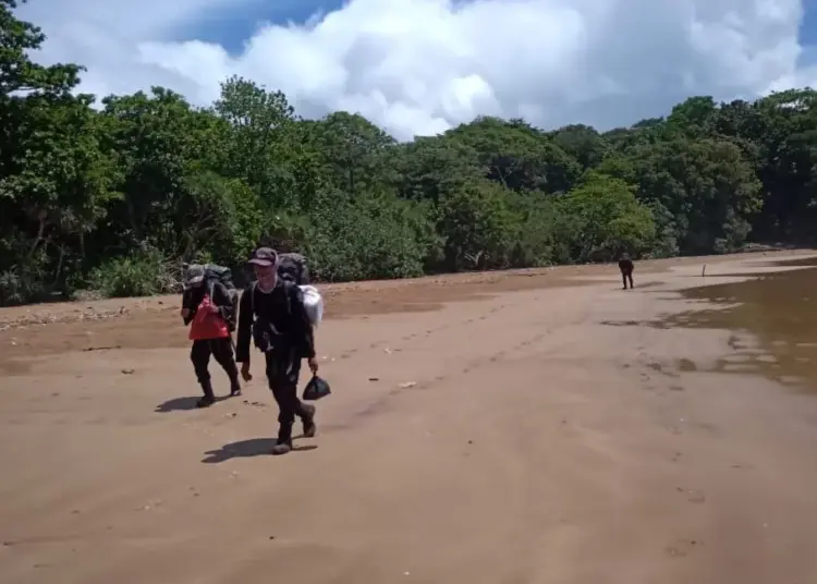 Petugas Balai TNUK Labuan Pandeglang, berpatroli di semenanjung Ujung Kulon. (ISTIMEWA)