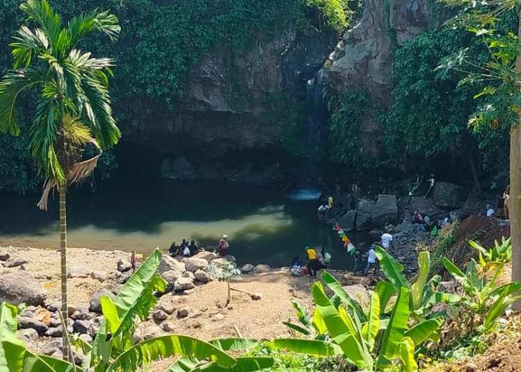 Sejumlah warga, menikmati libur di salah satu Desa Wisata di daerah Padarincang, Kabupaten Serang. (SIDIK/SATELITNEWS.COM)