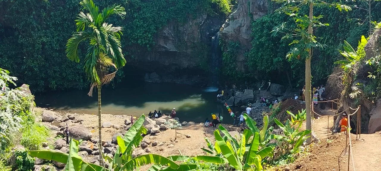 Sejumlah warga, menikmati libur di salah satu Desa Wisata di daerah Padarincang, Kabupaten Serang. (SIDIK/SATELITNEWS.COM)