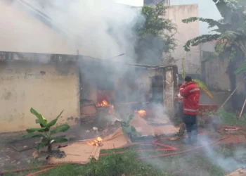 Gudang Penyimpanan Barang Bekas Di Ciputat Timur Terbakar