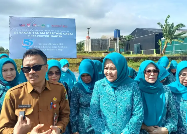 Kepala Dinas Pertanian Provinsi Banten, Agus M Tauchid, bersama Penjabat (Pj) Ketua TP-PKK Provinsi Banten Tine Al Muktabar, seusai melakukan gerakan tanam cabai serentak di Sitandu, Kota Serang, Senin (4/3/2024). (LUTHFI/SATELITNEWS.COM)