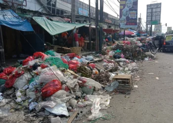 Sampah menumpuk di depan Pasar Ciruas. Sampah tersebut, belum dapat dibuang lantaran belum ada TPSA. (SIDIK/SATELITNEWS.COM)