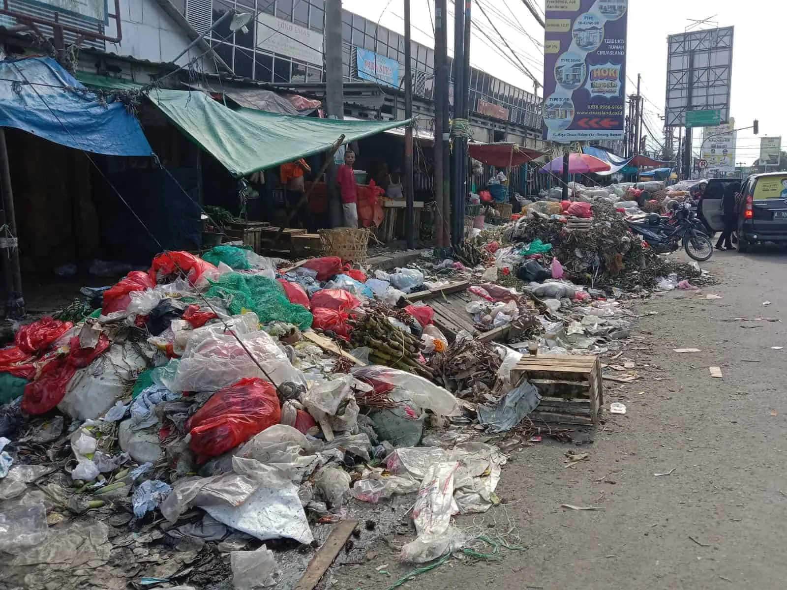 Sampah menumpuk di depan Pasar Ciruas. Sampah tersebut, belum dapat dibuang lantaran belum ada TPSA. (SIDIK/SATELITNEWS.COM)