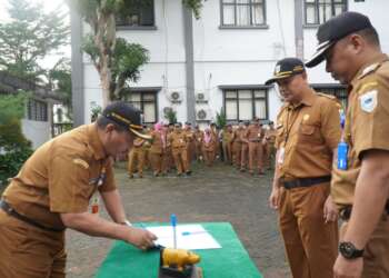 Sekda Pandeglang Ali Fahmi Sumanta, menandatangani berita acara sertijab, Senin (4/3/2024). (ADIB FAHRIE/SATELITNEWS.COM)