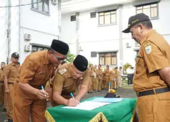 Sejumlah pejabat eselon II dan III, menandatangani Berita Acara Sertijab, beberapa hari lalu. Dan sampai sekarang, masih ada 5 jabatan eselon II yang kosong. (DOKUMEN/SATELITNEWS.COM)