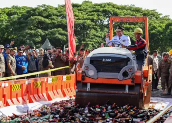 Pj Gubernur Al Muktabar, memusnahkan ribuan botol Miras hasil sitaan Satpol-PP dari bulan Januari-Maret 2024, pada momen HUT ke-105 Pemadam Kebakaran, Satuan Pamong Praja (Satpol-PP) ke-74 dan Satuan Perlindungan Masyarakat (Linmas) ke-62 Tingkat Provinsi Banten, Rabu (6/3/2024). (LUTHFI/SATELITNEWS.COM)