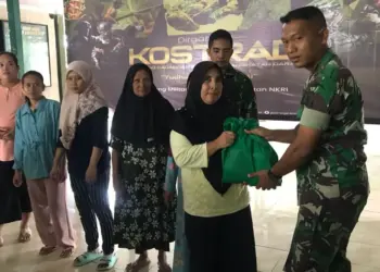 Puluhan warga mendapat bantuan sembako, dari Jajaran anggota TNI Satuan Yonif 320/Badak Putih, Rabu (6/3/2024). (ISTIMEWA)