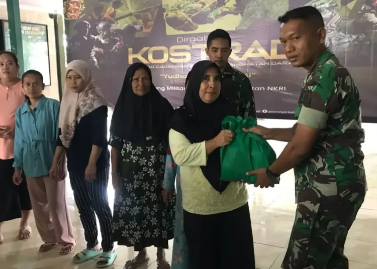 Puluhan warga mendapat bantuan sembako, dari Jajaran anggota TNI Satuan Yonif 320/Badak Putih, Rabu (6/3/2024). (ISTIMEWA)