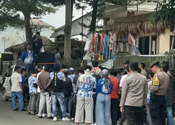 Sejumlah massa aksi, yang mengatasnamakan Badak Banten Perjuangan Lebak, saat berunjukrasa di depan sekretariat Bawaslu Lebak, Kamis (7/3/2024). (MULYANA/SATELITNEWS.COM)