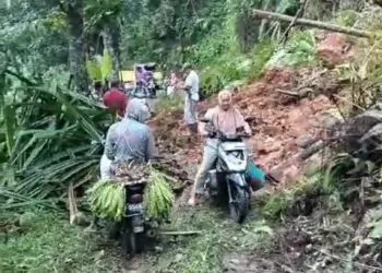 Akibat cuaca ekstrem yang melanda Kecamatan Bayah, Kabupaten Lebak, sejak Kamis (7/3/2023). Berdampak longsor yang menutupi jalan, serta ratusan rumah terendam banjir, yang diakibatkan meluapnya Sungai Ciwaru dan drainase. (ISTIMEWA)