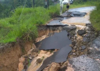 Digerus Longsor, Jalan Cisungsang-Pasirkuray Cibeber Putus