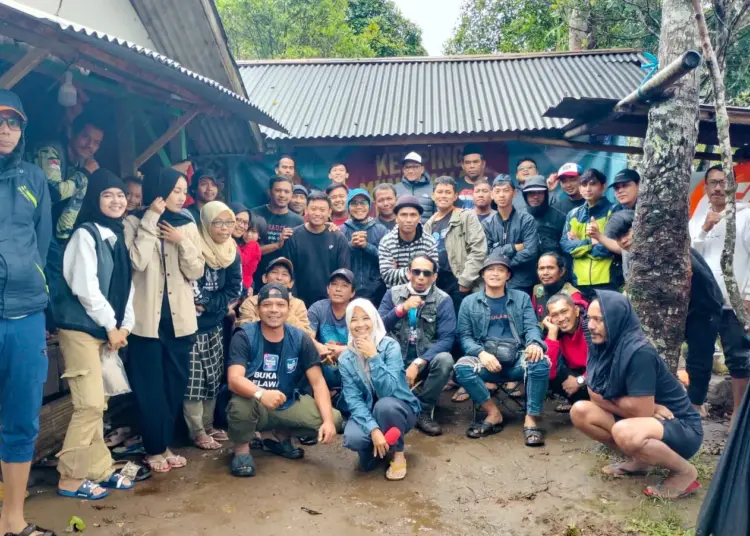 Para relawan se-Banten, berfoto bersama usai acara Kemping Munggahan Relawan Banten, di Gunung Karang. (ISTIMEWA)