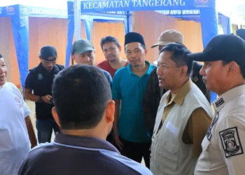 BERI IMBAUAN: Sekretaris Daerah (Sekda) Kota Tangerang Herman Suwarman saat memberikan imbauan kepada pedagang Pasar Anyar termasuk PKL untuk segera pindah ke lokasi baru yang telah disediakan Pemkot yaitu Pasar Mambo dan Pasar Anyar Selatan. (ISTIMEWA)