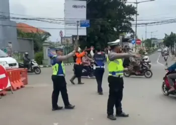 Petugas Satuan Lalulintas Polres Lebak, dan Dishub Lebak, saat melakukan pengaturan lalulintas di pertemuan jalan Multatuli-Ahmad Yani-Sunan Kalijaga, Kecamatan Rangkasbitung, Selasa (12/3/2024). (MULYANA/SATELITNEWS.COM)