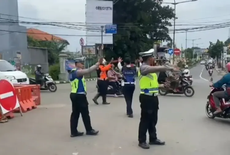 Petugas Satuan Lalulintas Polres Lebak, dan Dishub Lebak, saat melakukan pengaturan lalulintas di pertemuan jalan Multatuli-Ahmad Yani-Sunan Kalijaga, Kecamatan Rangkasbitung, Selasa (12/3/2024). (MULYANA/SATELITNEWS.COM)