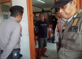 Anggota Satpol PP dan Personel Polres Pandeglang, datangi warung makan yang buka siang di Bulan Ramadan. (ISTIMEWA)