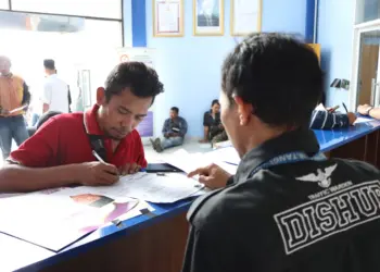 MUDIK GRATIS: Sejumlah warga tampak mendaftar program Mudik Gratis di Kantor Dinas Perhubungan (Dishub) Kabupaten Tangerang, Rabu (13/3). (ALFIAN HERIANTO)