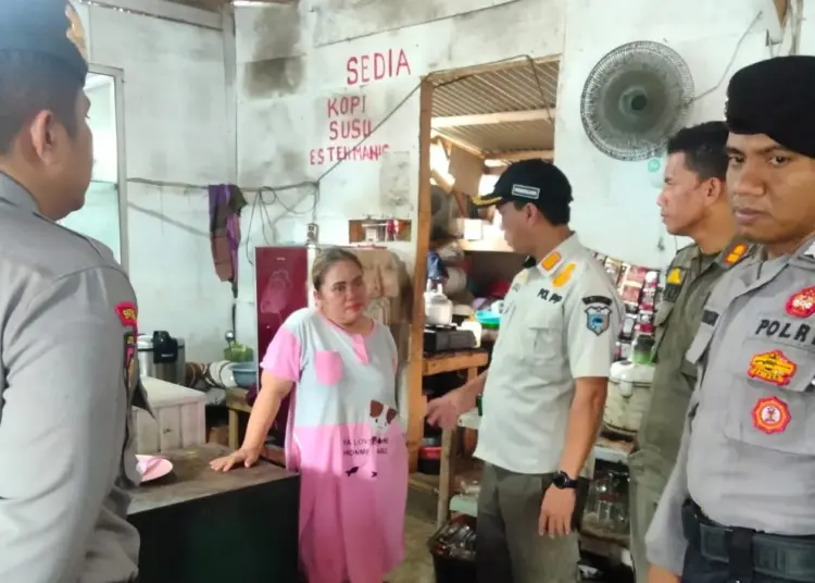 Petugas gabungan, menegur pemilik warung makan agar tidak buka di jam yang dilarang. (ISTIMEWA)