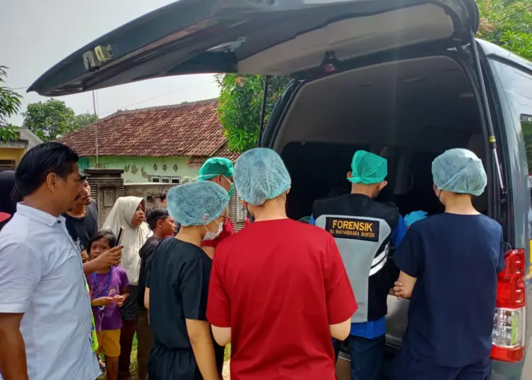 Tim Forensik RS Bhayangkara Polda Banten, mengevakuasi mayat bayi yang ditemukan di Kragilan. (ISTIMEWA)