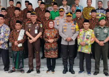 Bupati Serang Ratu Tatu Chasanah, berfoto bersama dengan jajaran pengurus FKUB Kabupaten Serang periode 2023-2028, usai pelantikan di Pendopo Bupati Serang, Kamis (14/3/2024). (SIDIK/SATELITNEWS.COM)