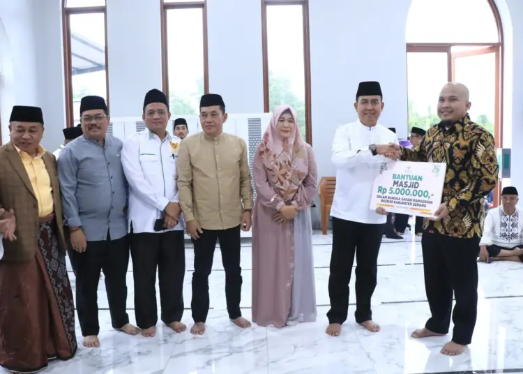 Asda I Pemkab Serang, Nanang Supriatna, melakukan safari ramadhan di salah satu mesjid di Kabupaten Serang, Kamis (14/3/2024). (SIDIK/SATELITNEWS.COM)