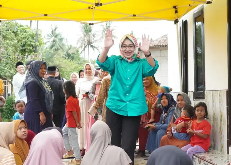 Balon Gubernur Banten, Airin Rachmi Diany, saat bersama masyarakat.(ISTIMEWA)