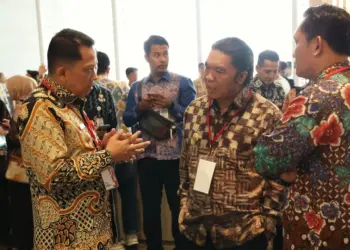 Pj Gubernur Banten Al Muktabar, berbincang usai mengikuti Rakornas rencana pengadaan ASN tahun 2024, di Jakarta, beberapa hari lalu. (ISTIMEWA)