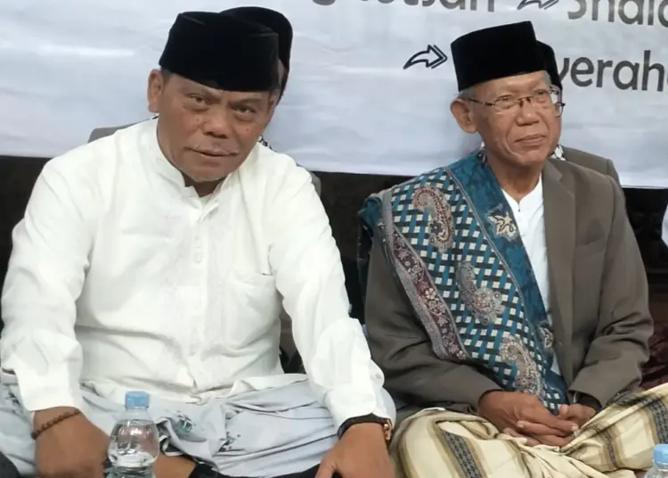 Ketua Baznas Kabupaten Pandeglang, H. Pery Hasanudin (kiri), menghadiri acara keagamaan, Sabtu (16/3/2024). (DOKUMEN/SATELITNEWS.COM)