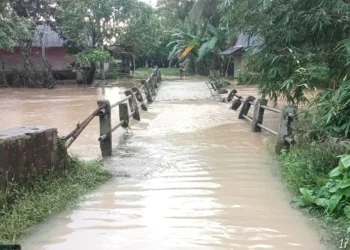 Jembatan Kali Cimoyan, terendam banjir, Senin (18/4/3024). (ISTIMEWA)