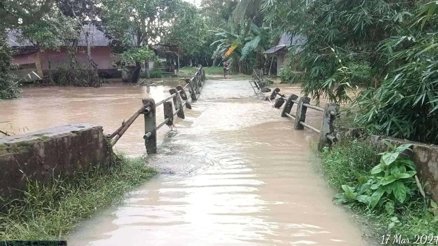 Jembatan Kali Cimoyan, terendam banjir, Senin (18/4/3024). (ISTIMEWA)