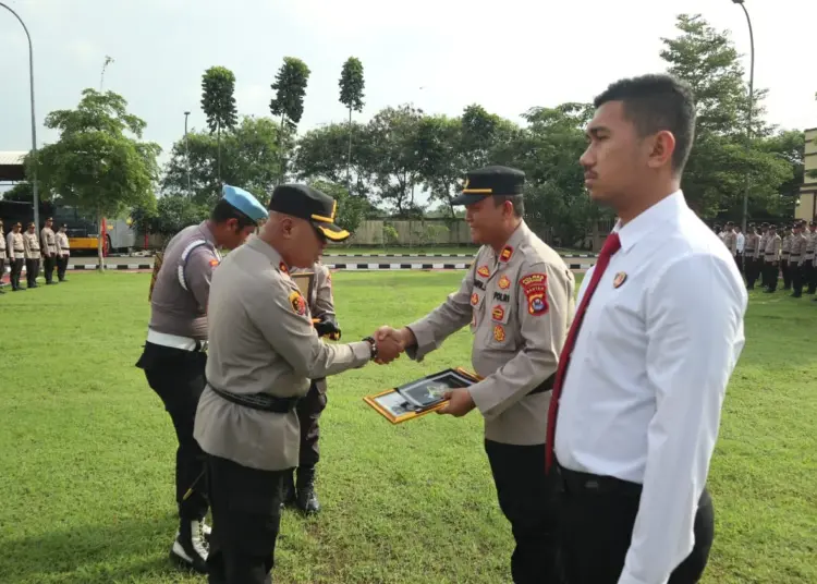 Kapolsek Carenang, menerima penghargaan dari Kapolres Serang saat apel. (ISTIMEWA)