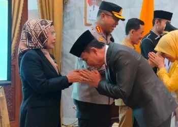 Bupati Serang Ratu Tatu Chasanah, bersalaman dengan sejumlah pejabat, usai pelantikan, Selasa (19/3/2024). (SIDIK/SATELITNEWS.COM)