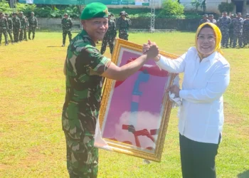 Pangdam III Siliwangi Mayjen Mohammad Fadjar memberikan cenderamata kepada Bupati Serang Ratu Tatu Chasanah saat penutupan TMMD di Tunjung Teja. (ISTIMEWA)