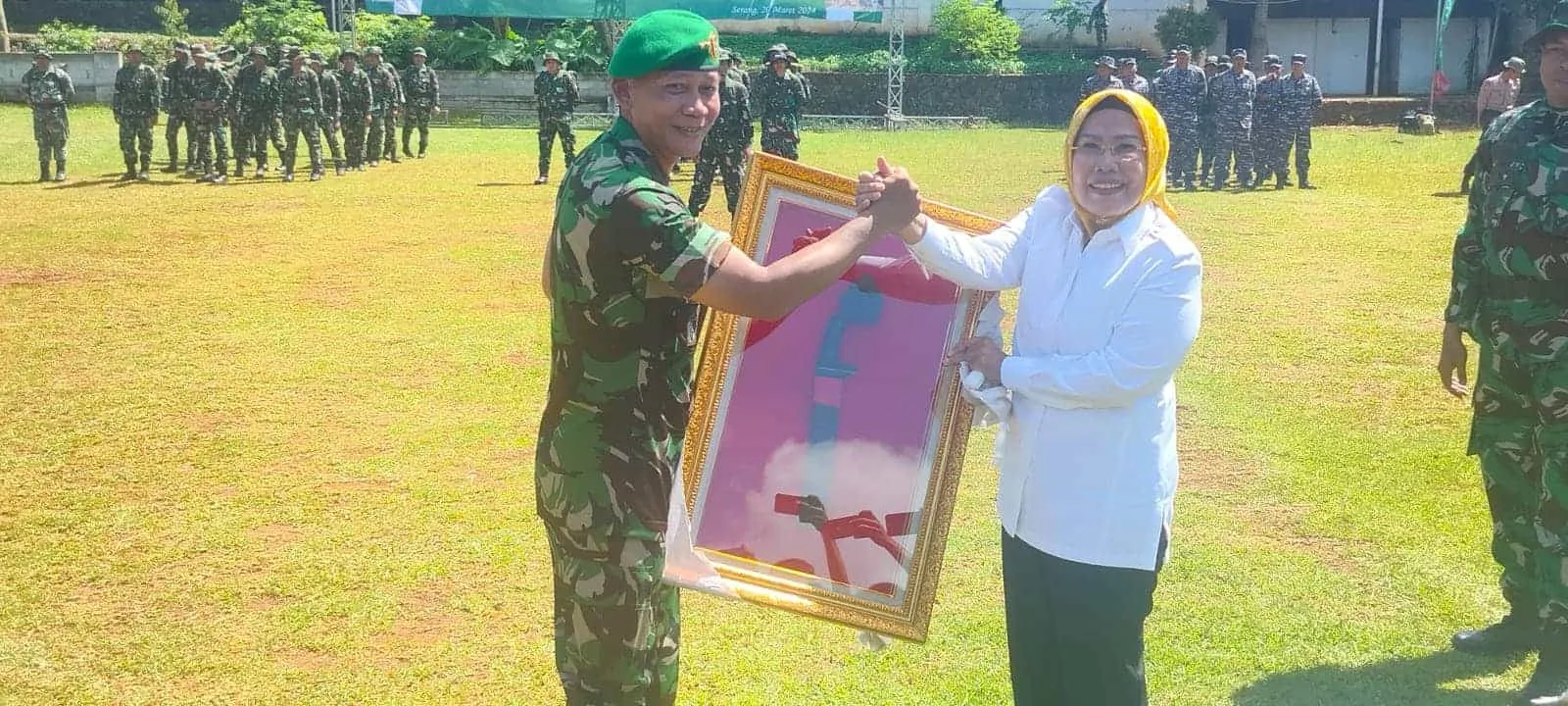 Pangdam III Siliwangi Mayjen Mohammad Fadjar memberikan cenderamata kepada Bupati Serang Ratu Tatu Chasanah saat penutupan TMMD di Tunjung Teja. (ISTIMEWA)