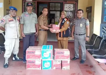 Pegawai BPBDPK Kabupaten Pandeglang, menyerahkan bantuan kepada korban banjir di Kecamatan Patia, beberapa waktu lalu. (ISTIMEWA)