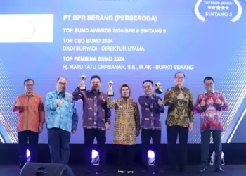 Bupati Serang Ratu Tatu Chasanah (tengah), kembali sabet penghargaan BUMD Award 2024. (ISTIMEWA)