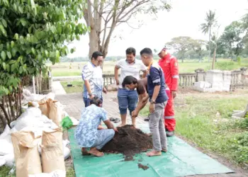 MENGEMAS PUPUK: Terlihat kelompok pembudidaya labu madu (Butternut Pumpkin) mitra binaan unit bisnis pembangkitan (UBP) PLTU Lontar, sedang mengemas pupuk organik yang terbuat dari limbah batu bara dan cangkang kerang, Kamis (21/3). (ALFIAN HERIANTO)