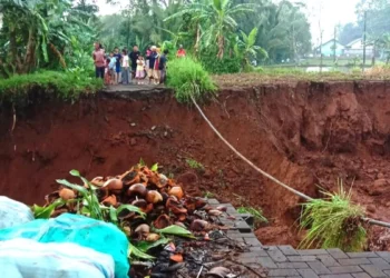 Jalan Cilabanbulan-Ciherangjaya, Kecamatan Menes, Kabupaten Pandeglang, terputus akibat longsor.(ISTIMEWA)