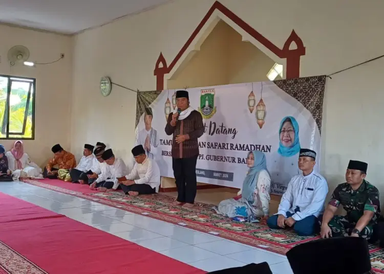 Pj Gubernur Banten Al Muktabar saat memberikan sambutan pada acara Safari Ramadhan 1445 Hijriah di Pondok Pesantren (Ponpes) Al Kalam, Desa Banyu Resmi, Kecamatan Jiput, Kabupaten Pandeglang, Kamis (21/3/2024). (ISTIMEWA)