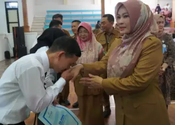 Bupati Irna, menyerahkan SK pengangkatan P3K, di GP, Senin (25/3/2024). (ADIB FAHRIE/SATELITNEWS.COM)